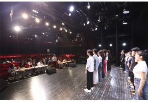 日胖老女人高三年级表演专业举行阶段考试